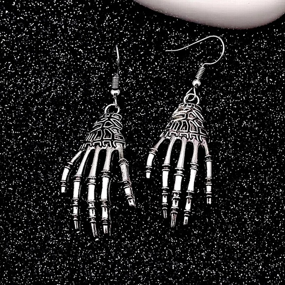Silver skeleton hand earrings - Picture 11 of 11
